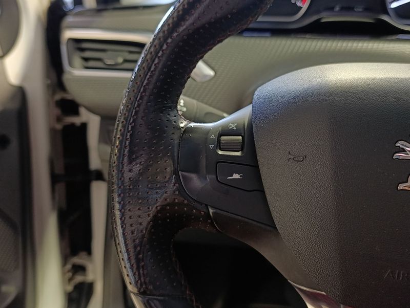 Peugeot 208 Urbantech 1.6 2017/2018 SIM VEÍCULOS PORTO ALEGRE / Carros no Vale