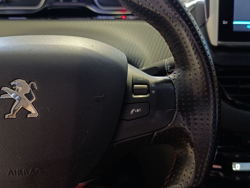 Peugeot 208 Urbantech 1.6 2017/2018 SIM VEÍCULOS PORTO ALEGRE / Carros no Vale