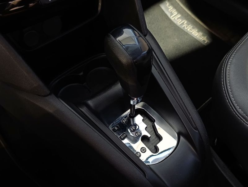 Peugeot 208 Urbantech 1.6 2017/2018 SIM VEÍCULOS PORTO ALEGRE / Carros no Vale