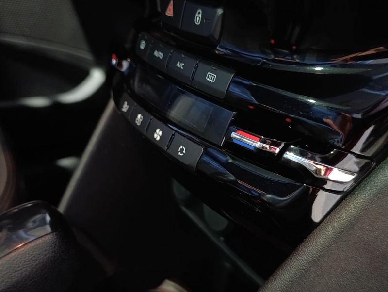 Peugeot 208 Urbantech 1.6 2017/2018 SIM VEÍCULOS PORTO ALEGRE / Carros no Vale