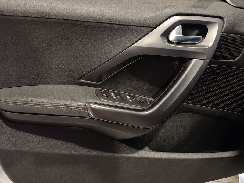 Peugeot 208 Urbantech 1.6 2017/2018 SIM VEÍCULOS PORTO ALEGRE / Carros no Vale