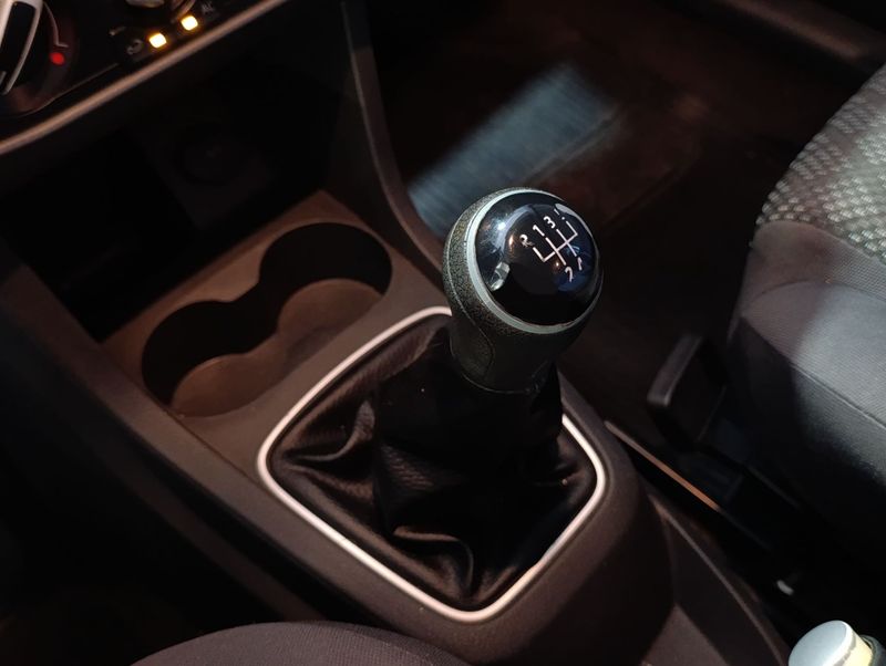 Volkswagen Fox Trendline 1.0 8v 2017/2017 SIM VEÍCULOS PORTO ALEGRE / Carros no Vale