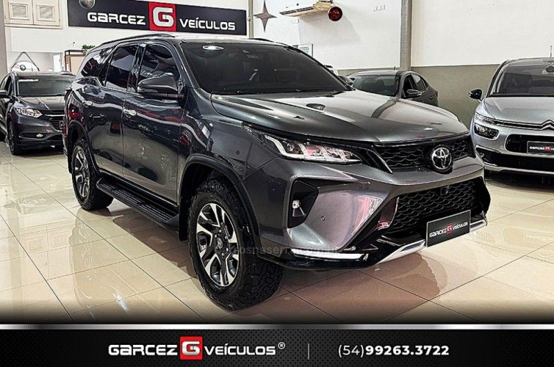 TOYOTA HILUX SW4 2.8 SRX 4X4 DIAMOND 16V TURBO 7 LUGARES 2022/2022 GARCEZ VEÍCULOS BENTO GONÇALVES / Carros no Vale