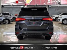 TOYOTA HILUX SW4 2.8 SRX 4X4 DIAMOND 16V TURBO 7 LUGARES 2022/2022 GARCEZ VEÍCULOS BENTO GONÇALVES / Carros no Vale