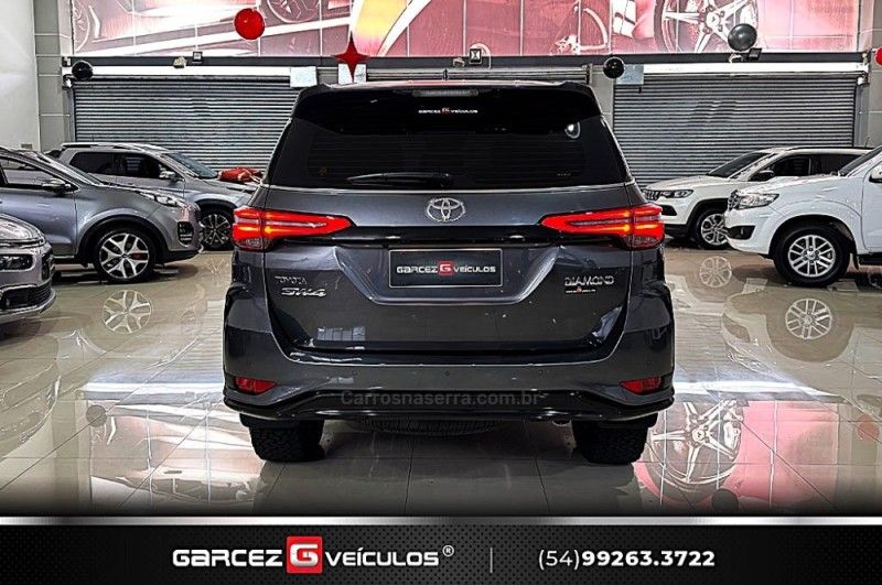 TOYOTA HILUX SW4 2.8 SRX 4X4 DIAMOND 16V TURBO 7 LUGARES 2022/2022 GARCEZ VEÍCULOS BENTO GONÇALVES / Carros no Vale