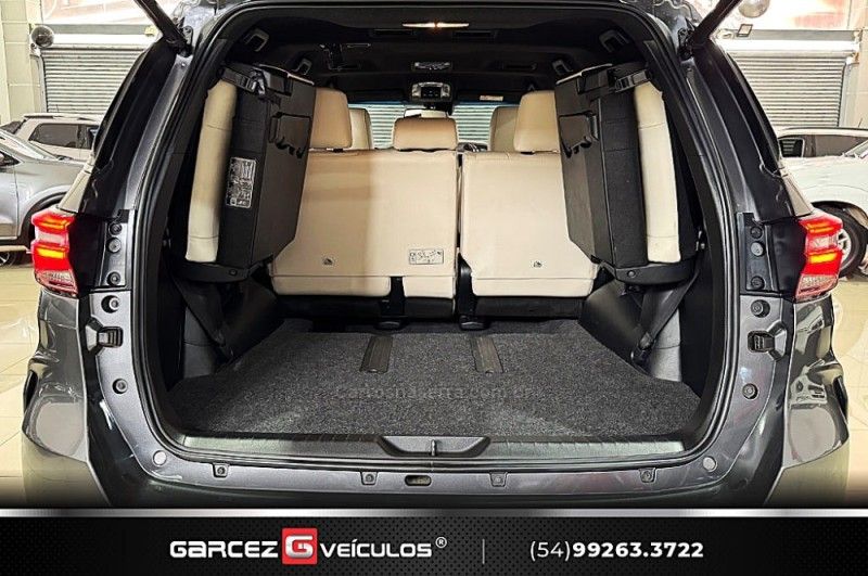 TOYOTA HILUX SW4 2.8 SRX 4X4 DIAMOND 16V TURBO 7 LUGARES 2022/2022 GARCEZ VEÍCULOS BENTO GONÇALVES / Carros no Vale