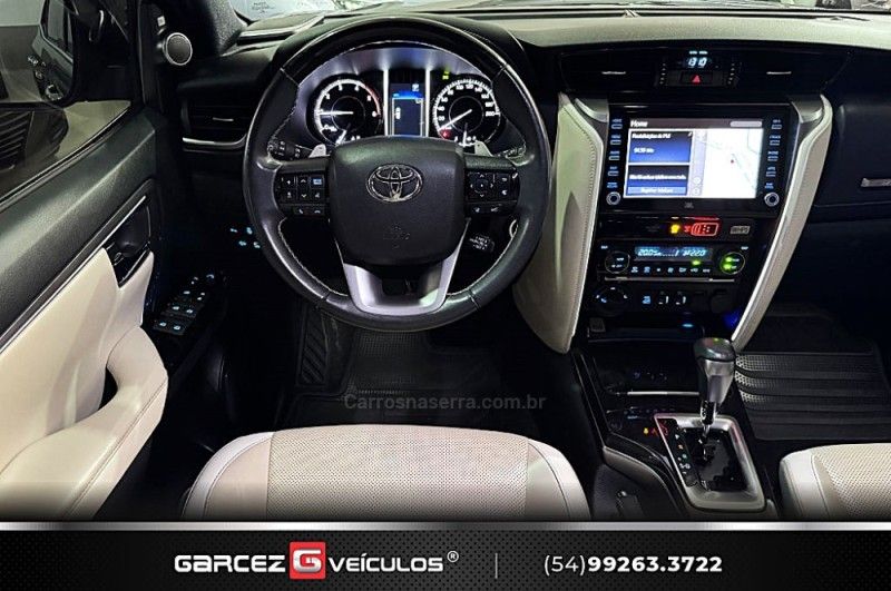 TOYOTA HILUX SW4 2.8 SRX 4X4 DIAMOND 16V TURBO 7 LUGARES 2022/2022 GARCEZ VEÍCULOS BENTO GONÇALVES / Carros no Vale