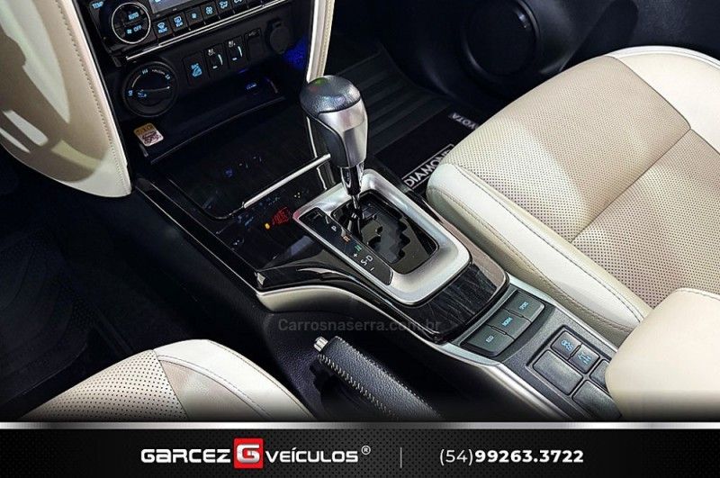 TOYOTA HILUX SW4 2.8 SRX 4X4 DIAMOND 16V TURBO 7 LUGARES 2022/2022 GARCEZ VEÍCULOS BENTO GONÇALVES / Carros no Vale