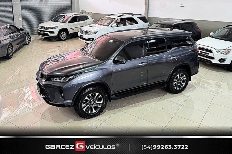 TOYOTA HILUX SW4 2.8 SRX 4X4 DIAMOND 16V TURBO 7 LUGARES 2022/2022 GARCEZ VEÍCULOS BENTO GONÇALVES / Carros no Vale