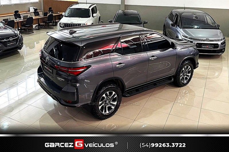 TOYOTA HILUX SW4 2.8 SRX 4X4 DIAMOND 16V TURBO 7 LUGARES 2022/2022 GARCEZ VEÍCULOS BENTO GONÇALVES / Carros no Vale