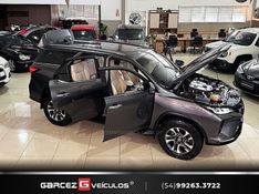 TOYOTA HILUX SW4 2.8 SRX 4X4 DIAMOND 16V TURBO 7 LUGARES 2022/2022 GARCEZ VEÍCULOS BENTO GONÇALVES / Carros no Vale