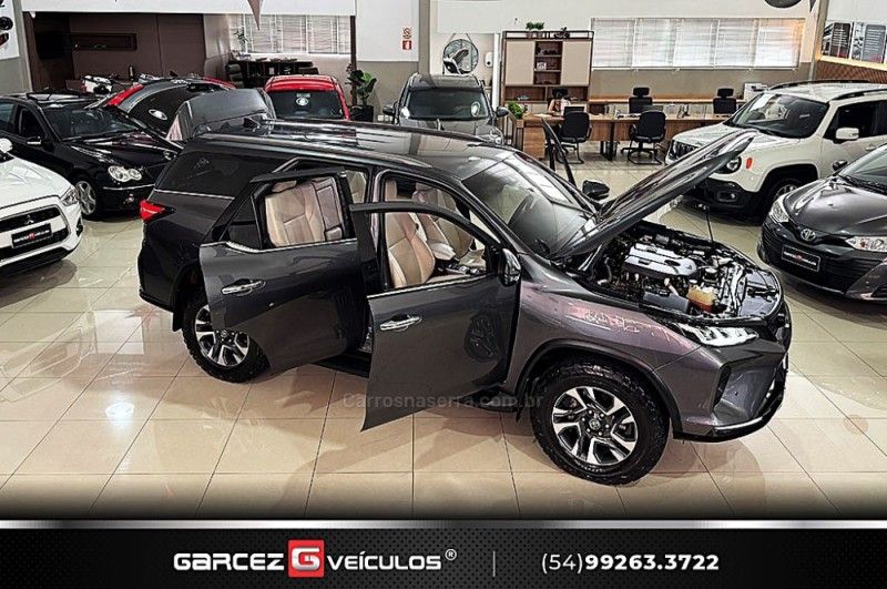TOYOTA HILUX SW4 2.8 SRX 4X4 DIAMOND 16V TURBO 7 LUGARES 2022/2022 GARCEZ VEÍCULOS BENTO GONÇALVES / Carros no Vale