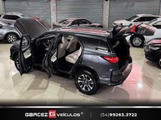 TOYOTA HILUX SW4 2.8 SRX 4X4 DIAMOND 16V TURBO 7 LUGARES 2022/2022 GARCEZ VEÍCULOS BENTO GONÇALVES / Carros no Vale