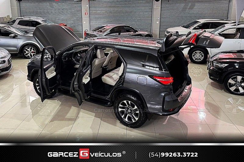 TOYOTA HILUX SW4 2.8 SRX 4X4 DIAMOND 16V TURBO 7 LUGARES 2022/2022 GARCEZ VEÍCULOS BENTO GONÇALVES / Carros no Vale