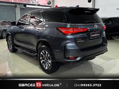 TOYOTA HILUX SW4 2.8 SRX 4X4 DIAMOND 16V TURBO 7 LUGARES 2022/2022 GARCEZ VEÍCULOS BENTO GONÇALVES / Carros no Vale