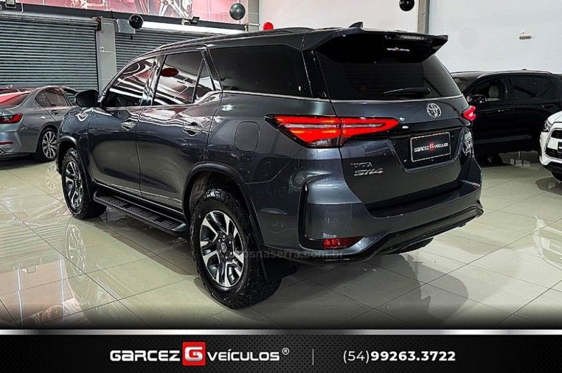 TOYOTA HILUX SW4 2.8 SRX 4X4 DIAMOND 16V TURBO 7 LUGARES 2022/2022 GARCEZ VEÍCULOS BENTO GONÇALVES / Carros no Vale