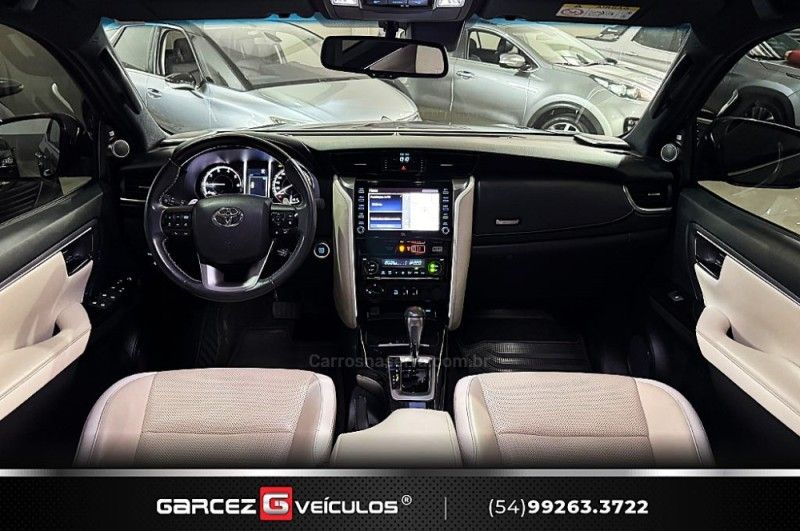 TOYOTA HILUX SW4 2.8 SRX 4X4 DIAMOND 16V TURBO 7 LUGARES 2022/2022 GARCEZ VEÍCULOS BENTO GONÇALVES / Carros no Vale
