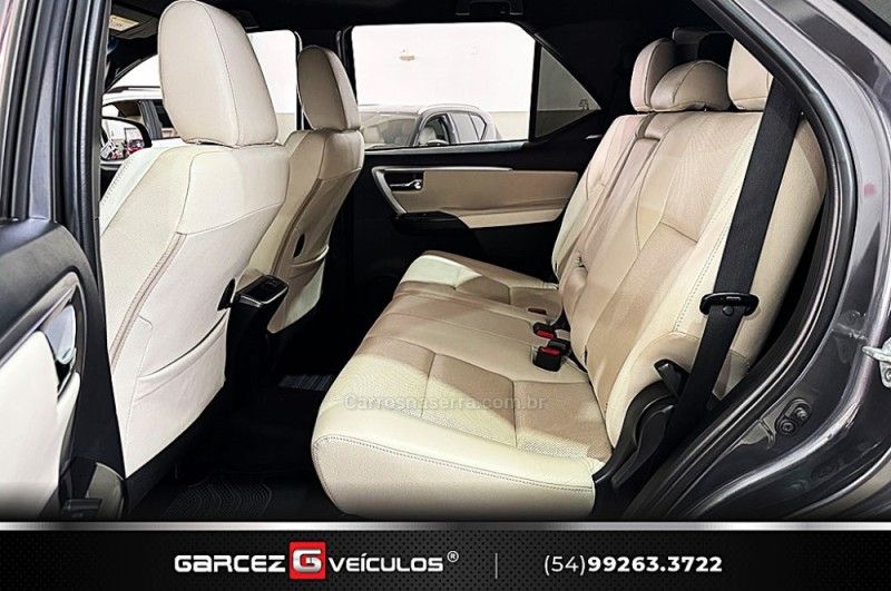 TOYOTA HILUX SW4 2.8 SRX 4X4 DIAMOND 16V TURBO 7 LUGARES 2022/2022 GARCEZ VEÍCULOS BENTO GONÇALVES / Carros no Vale