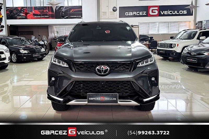 TOYOTA HILUX SW4 2.8 SRX 4X4 DIAMOND 16V TURBO 7 LUGARES 2022/2022 GARCEZ VEÍCULOS BENTO GONÇALVES / Carros no Vale