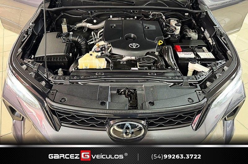 TOYOTA HILUX SW4 2.8 SRX 4X4 DIAMOND 16V TURBO 7 LUGARES 2022/2022 GARCEZ VEÍCULOS BENTO GONÇALVES / Carros no Vale