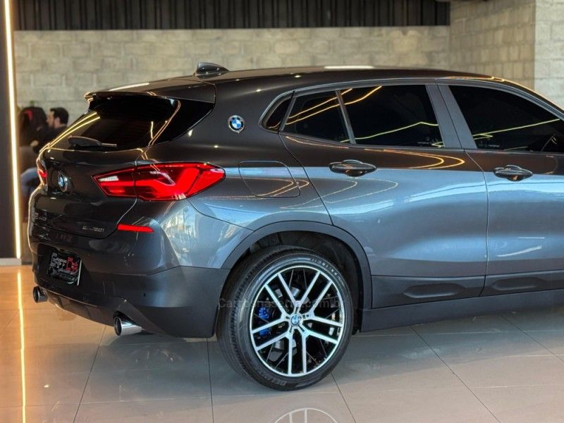 BMW X2 2.0 16V TURBO ACTIVEFLEX SDRIVE 20I 2018/2019 GRIFFCAR MULTIMARCAS DOIS IRMÃOS / Carros no Vale