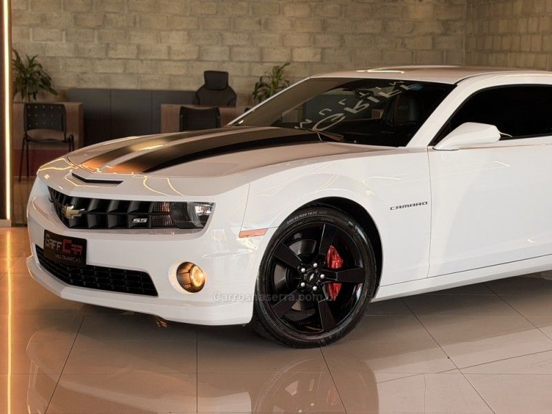 CHEVROLET CAMARO 6.2 SS COUPÉ V8 2013/2013 GRIFFCAR MULTIMARCAS DOIS IRMÃOS / Carros no Vale