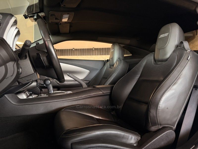 CHEVROLET CAMARO 6.2 SS COUPÉ V8 2013/2013 GRIFFCAR MULTIMARCAS DOIS IRMÃOS / Carros no Vale