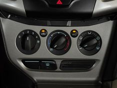 FORD FOCUS 2.0 SE SEDAN 16V 2012/2014 GRIFFCAR MULTIMARCAS DOIS IRMÃOS / Carros no Vale