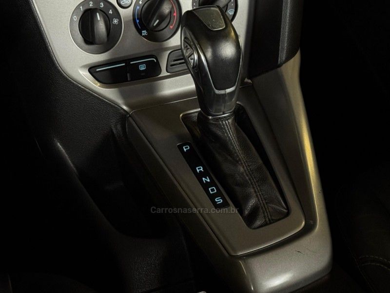 FORD FOCUS 2.0 SE SEDAN 16V 2012/2014 GRIFFCAR MULTIMARCAS DOIS IRMÃOS / Carros no Vale FORD FOCUS 2.0 SE SEDAN 16V 2012/2014 GRIFFCAR MULTIMARCAS DOIS IRMÃOS / Carros no Vale