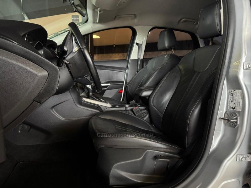 FORD FOCUS 2.0 SE SEDAN 16V 2012/2014 GRIFFCAR MULTIMARCAS DOIS IRMÃOS / Carros no Vale FORD FOCUS 2.0 SE SEDAN 16V 2012/2014 GRIFFCAR MULTIMARCAS DOIS IRMÃOS / Carros no Vale