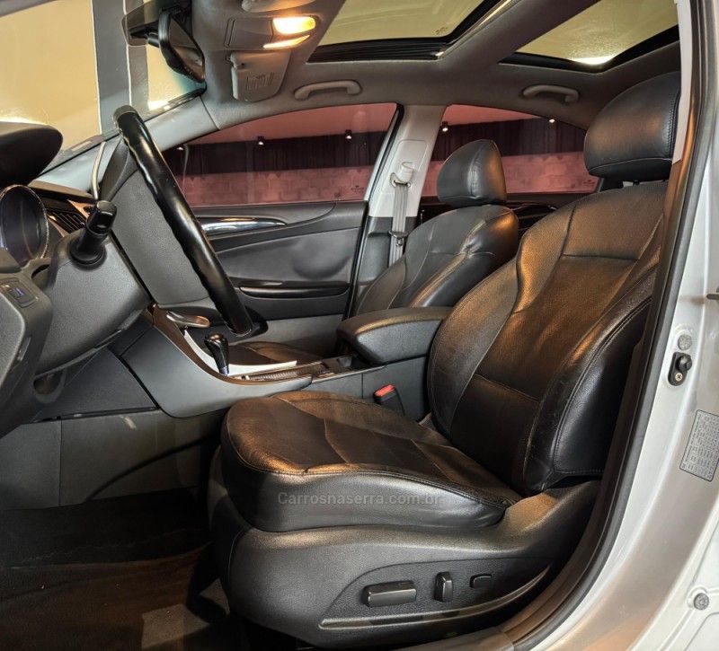 HYUNDAI SONATA 2.4 MPFI I4 16V 182CV 2011/2012 GRIFFCAR MULTIMARCAS DOIS IRMÃOS / Carros no Vale