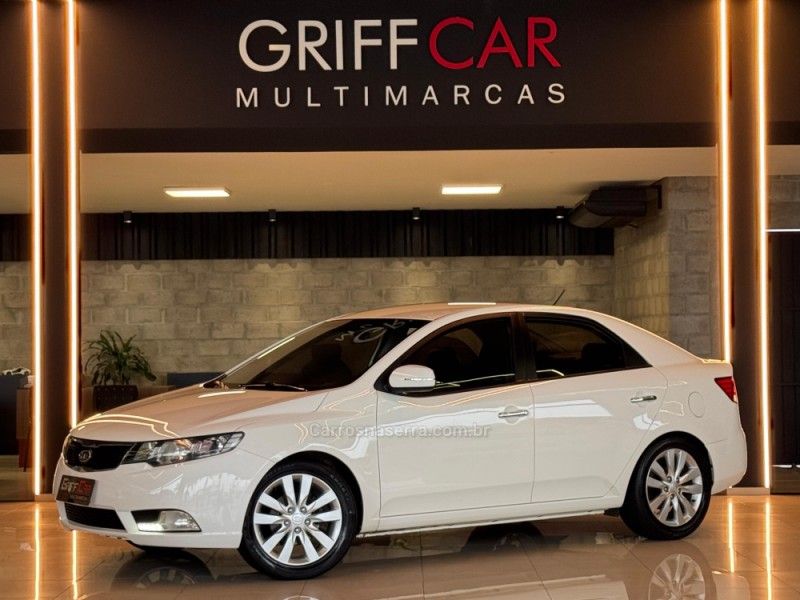 KIA CERATO 1.6 SX3 16V 2012/2013 GRIFFCAR MULTIMARCAS DOIS IRMÃOS / Carros no Vale KIA CERATO 1.6 SX3 16V 2012/2013 GRIFFCAR MULTIMARCAS DOIS IRMÃOS / Carros no Vale
