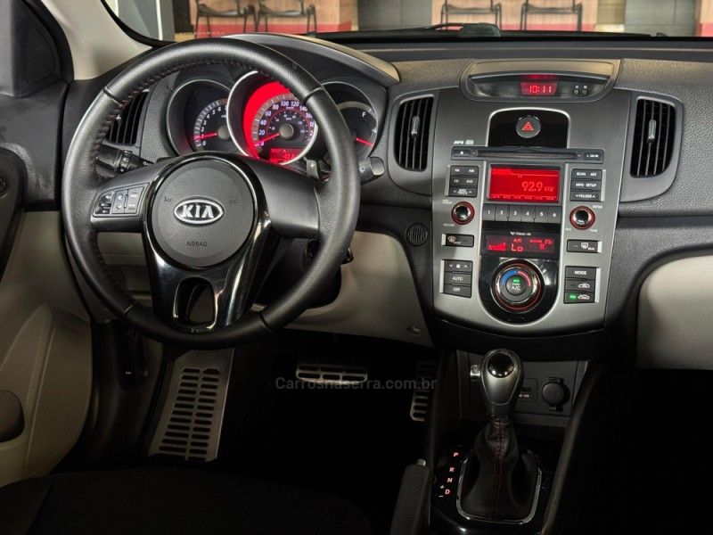 KIA CERATO 1.6 SX3 16V 2012/2013 GRIFFCAR MULTIMARCAS DOIS IRMÃOS / Carros no Vale KIA CERATO 1.6 SX3 16V 2012/2013 GRIFFCAR MULTIMARCAS DOIS IRMÃOS / Carros no Vale