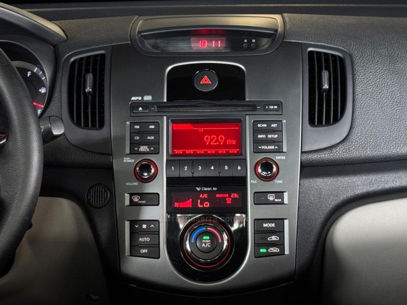 KIA CERATO 1.6 SX3 16V 2012/2013 GRIFFCAR MULTIMARCAS DOIS IRMÃOS / Carros no Vale KIA CERATO 1.6 SX3 16V 2012/2013 GRIFFCAR MULTIMARCAS DOIS IRMÃOS / Carros no Vale
