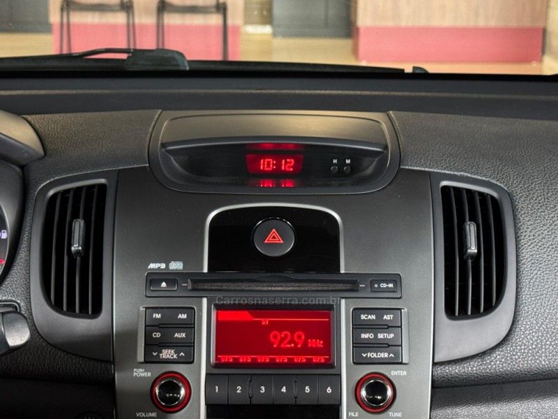 KIA CERATO 1.6 SX3 16V 2012/2013 GRIFFCAR MULTIMARCAS DOIS IRMÃOS / Carros no Vale KIA CERATO 1.6 SX3 16V 2012/2013 GRIFFCAR MULTIMARCAS DOIS IRMÃOS / Carros no Vale