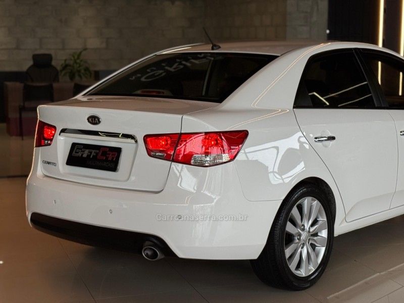 KIA CERATO 1.6 SX3 16V 2012/2013 GRIFFCAR MULTIMARCAS DOIS IRMÃOS / Carros no Vale KIA CERATO 1.6 SX3 16V 2012/2013 GRIFFCAR MULTIMARCAS DOIS IRMÃOS / Carros no Vale