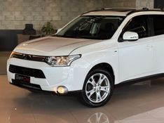 MITSUBISHI OUTLANDER 3.0 GT 4X4 V6 24V 2013/2014 GRIFFCAR MULTIMARCAS DOIS IRMÃOS / Carros no Vale