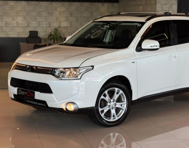 MITSUBISHI OUTLANDER 3.0 GT 4X4 V6 24V 2013/2014 GRIFFCAR MULTIMARCAS DOIS IRMÃOS / Carros no Vale