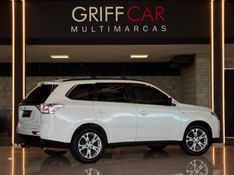 MITSUBISHI OUTLANDER 3.0 GT 4X4 V6 24V 2013/2014 GRIFFCAR MULTIMARCAS DOIS IRMÃOS / Carros no Vale