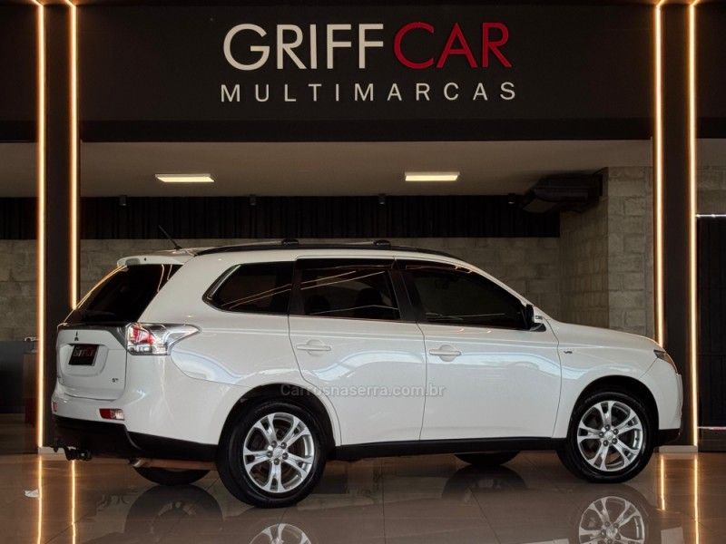 MITSUBISHI OUTLANDER 3.0 GT 4X4 V6 24V 2013/2014 GRIFFCAR MULTIMARCAS DOIS IRMÃOS / Carros no Vale