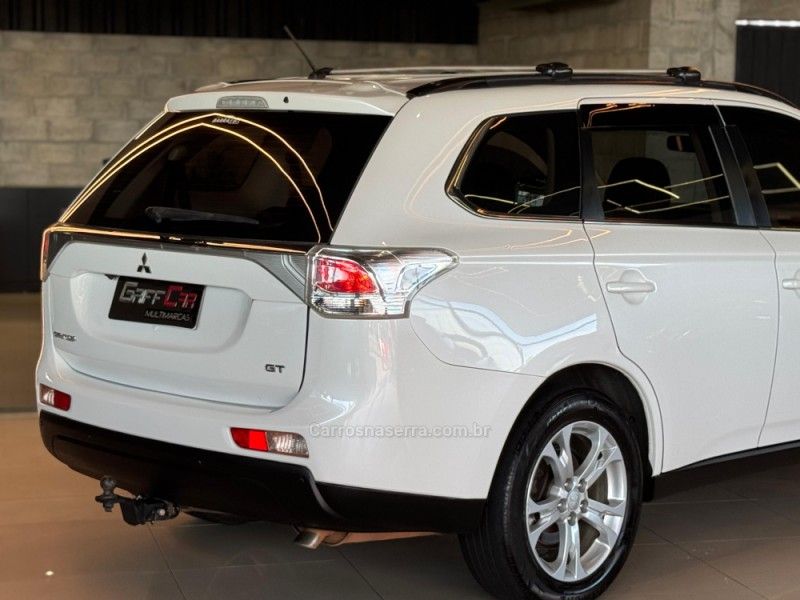 MITSUBISHI OUTLANDER 3.0 GT 4X4 V6 24V 2013/2014 GRIFFCAR MULTIMARCAS DOIS IRMÃOS / Carros no Vale