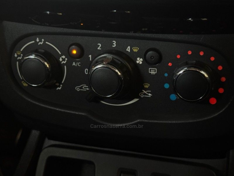 RENAULT DUSTER 1.6 DAKAR 4X2 16V 2015/2016 GRIFFCAR MULTIMARCAS DOIS IRMÃOS / Carros no Vale