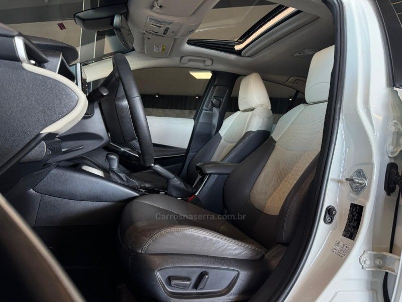 TOYOTA COROLLA 1.8 ALTIS PREMIUM 16V HÍBRIDO 2020/2021 GRIFFCAR MULTIMARCAS DOIS IRMÃOS / Carros no Vale