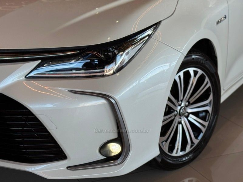 TOYOTA COROLLA 1.8 ALTIS PREMIUM 16V HÍBRIDO 2020/2021 GRIFFCAR MULTIMARCAS DOIS IRMÃOS / Carros no Vale