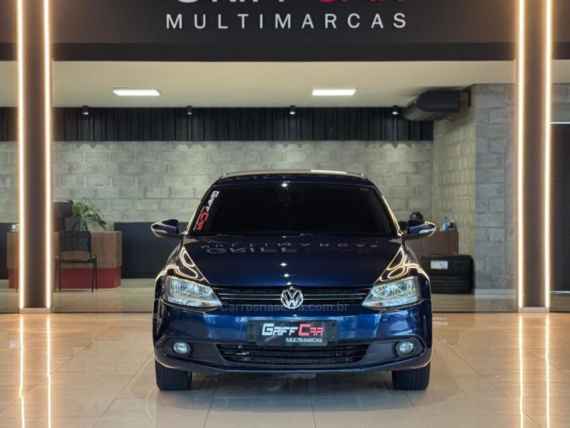 VOLKSWAGEN JETTA 2.0 COMFORTLINE TIPTRONIC 2011/2012 GRIFFCAR MULTIMARCAS DOIS IRMÃOS / Carros no Vale