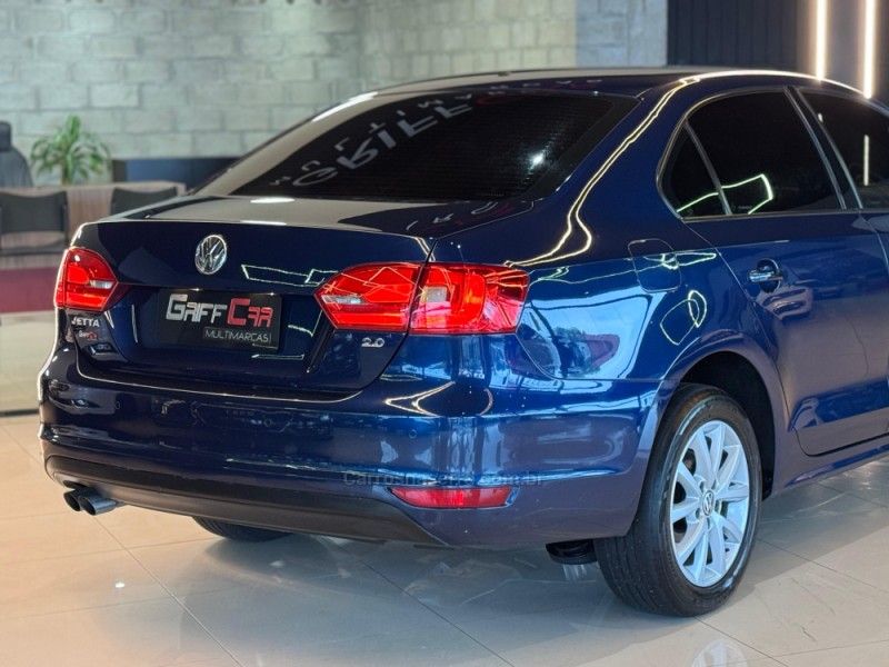 VOLKSWAGEN JETTA 2.0 COMFORTLINE TIPTRONIC 2011/2012 GRIFFCAR MULTIMARCAS DOIS IRMÃOS / Carros no Vale
