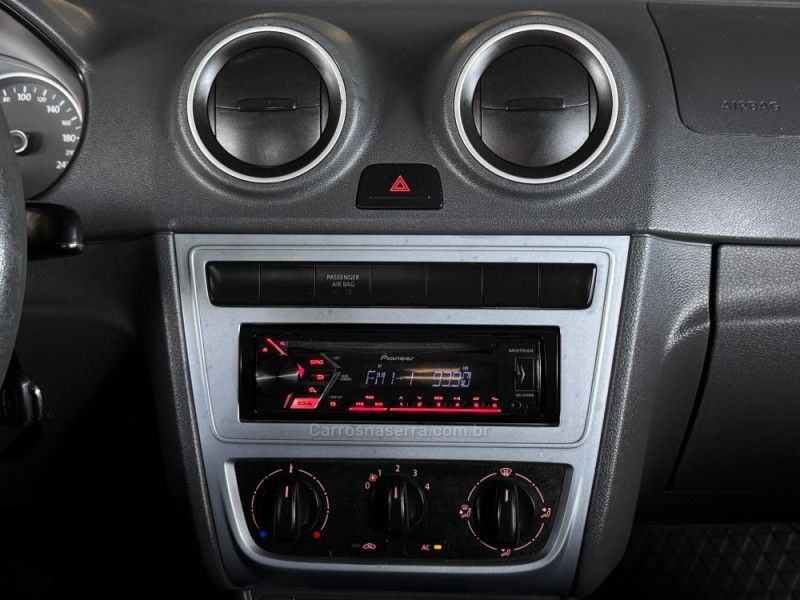 VOLKSWAGEN SAVEIRO 1.6 MSI ROBUST CS 8V 2016/2017 GRIFFCAR MULTIMARCAS DOIS IRMÃOS / Carros no Vale