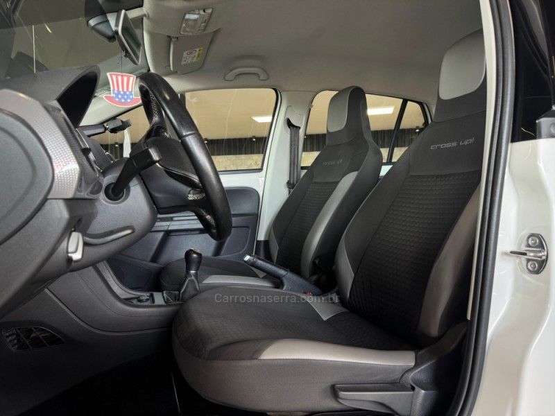 VOLKSWAGEN UP 1.0TSI CROSS 12V 2017/2018 GRIFFCAR MULTIMARCAS DOIS IRMÃOS / Carros no Vale