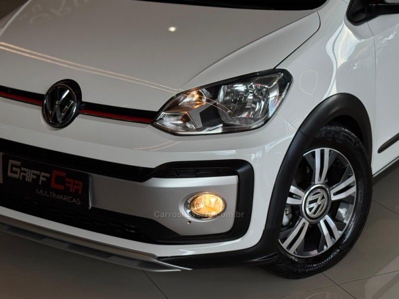 VOLKSWAGEN UP 1.0TSI CROSS 12V 2017/2018 GRIFFCAR MULTIMARCAS DOIS IRMÃOS / Carros no Vale