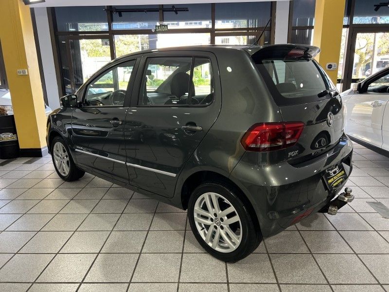 VOLKSWAGEN FOX 1.6 MI HIGHLINE 8V AUTOMATIZADO 2015/2015 PRIME MULTIMARCAS CAXIAS DO SUL / Carros no Vale